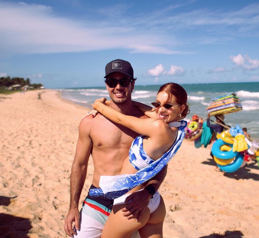 Com bumbum à mostra, Marina Ruy Barbosa leva apalpada do marido e exibe barriga sarada