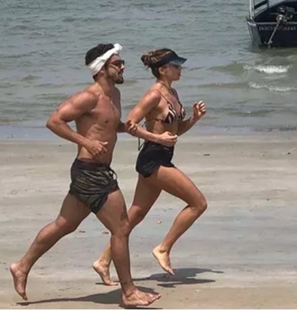 Sarados, Grazi Massafera e Caio Castro são filmados correndo em praia e fãs 'piram'