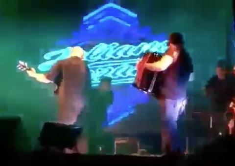 Vídeo mostra momento em que cantor sertanejo tem parada cardíaca em show