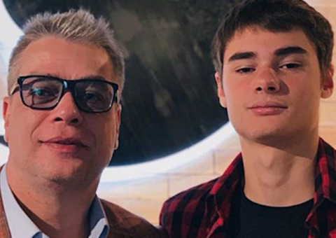 De férias, filho de Fábio Assunção curte praia e ostenta 'barriga tanquinho'