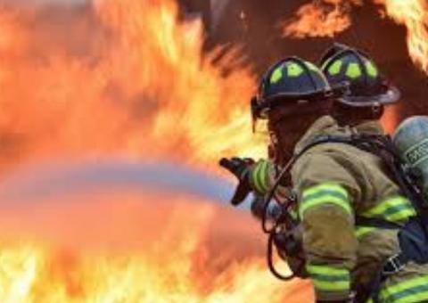 Na virada do ano, incêndio destrói centro comercial em Manaus 