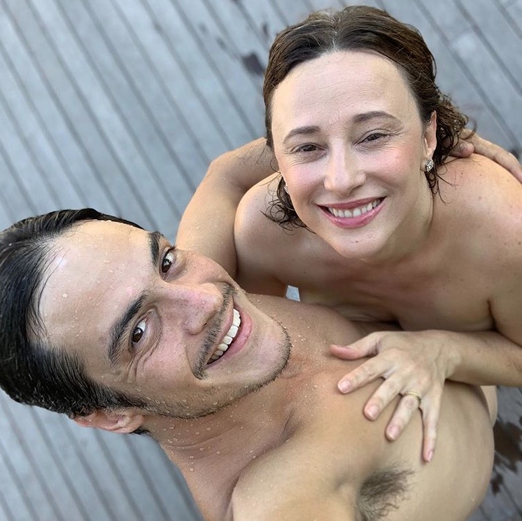 Mateus Solano e esposa Paula Braun posam nus na virada do ano: 'largados e pelados'