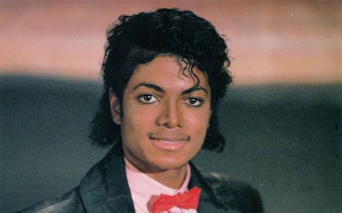 Perfil de Michael Jackson no Twitter deseja feliz 2020 e web reage: 'Já pode aparecer'