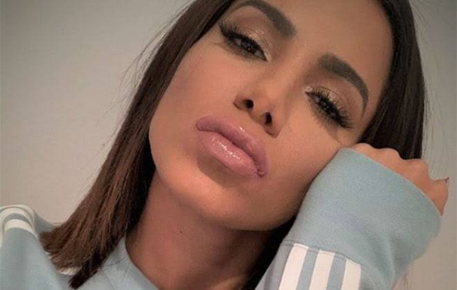 Anitta quase mostra demais ao exibir marquinha de bronzeado: 'Vrau'
