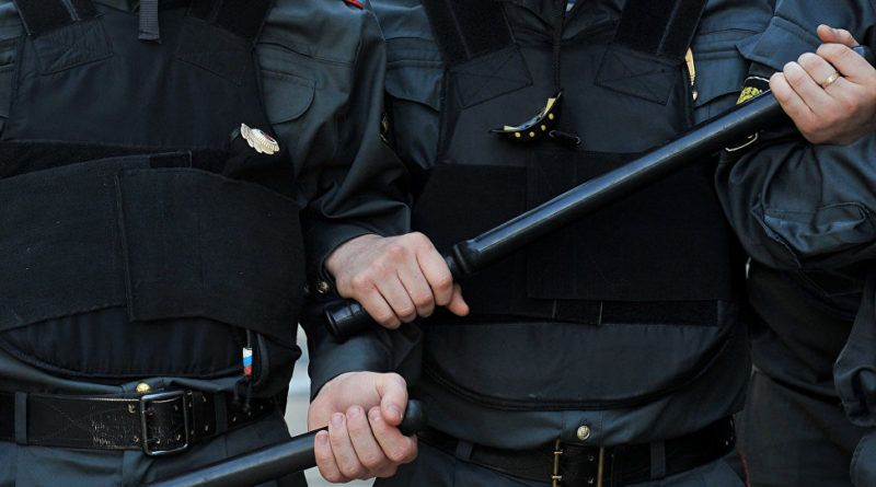 Homem é baleado ao 'roubar' cacetete e tentar agredir policial em Manaus