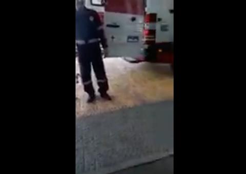 Cachorro emociona ao entrar em ambulância para acompanhar dono; Veja vídeo 