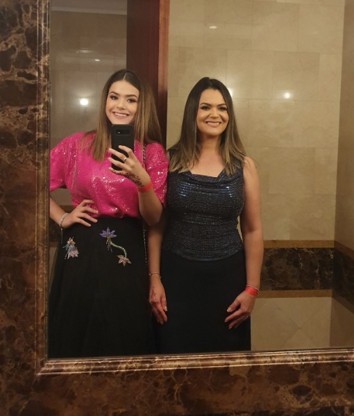 Maisa intriga internautas ao publicar foto da mãe: 'clone''