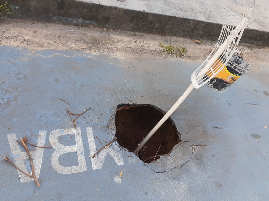 Cratera de 1 metro de profundidade se abre na frente de escola em Manaus