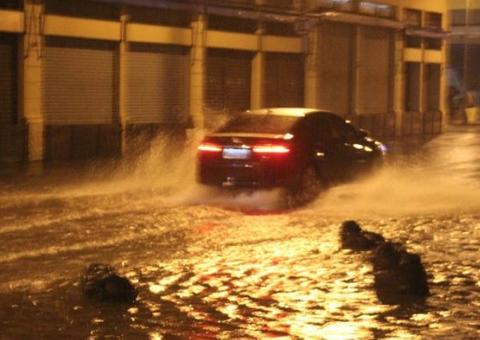 Homem morre ao ser arrastado por correnteza durante chuva torrencial