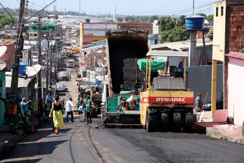Via do bairro Armando Mendes é recapeada em Manaus