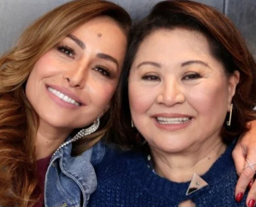 Kika, mãe de Sabrina Sato, é contratada pela Record e deverá ter quadro no programa da filha