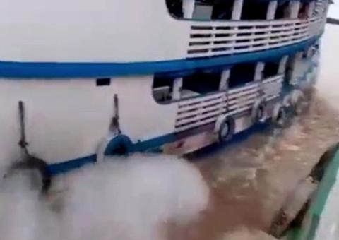 Barco apavora passageiros ao fazer ultrapassagem perigosa no Amazonas