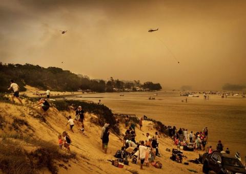 Marinha da Austrália resgata pessoas em cidade cercada por incêndio