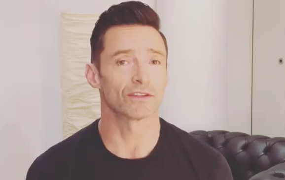 Hugh Jackman presta homenagem a bombeiros e vítimas de incêndios florestais na Austrália