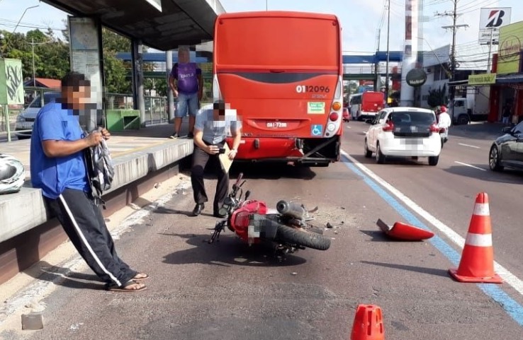 Motociclista fica ferido após arrancar parte de ônibus em acidente na av. Torquato Tapajós