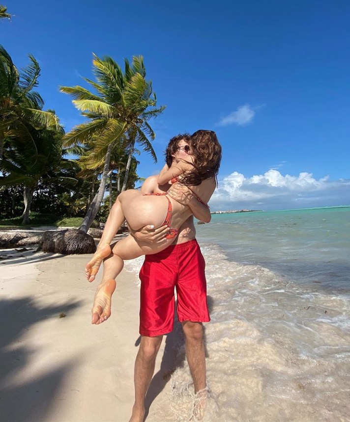 Ansel Elgort curte férias no Caribe em casa com diária de US$ 15 mil