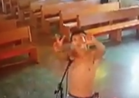 Ousado, homem furta igreja e faz ‘graça' para câmeras de segurança em Manaus  