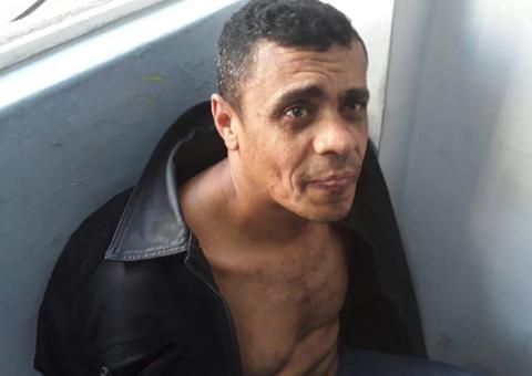 Na cadeia, Adélio se estabiliza, lê livros e ganha apoio para transferência a MG