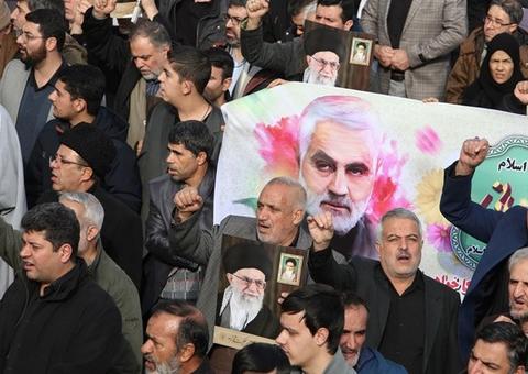 Com gritos de 'morte ao EUA', funeral de general iraniano reúne multidão