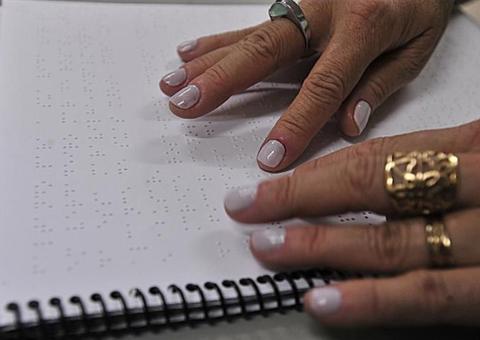 No Brasil, o Inep utiliza o braile para incluir alunos cegos no Enem