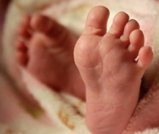 Pai acorda e encontra bebê de dois meses morto na cama 