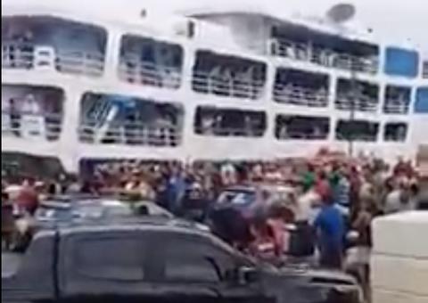 Após denúncias, mais de 50 passageiros são retirados de navio superlotado no Amazonas