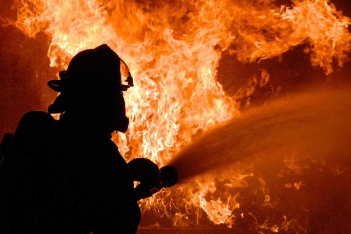 Mãe sai, deixa crianças trancadas e casa acaba pegando fogo em Manaus