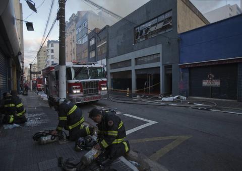 Criminosos ateiam fogo em homem que dormia em calçada