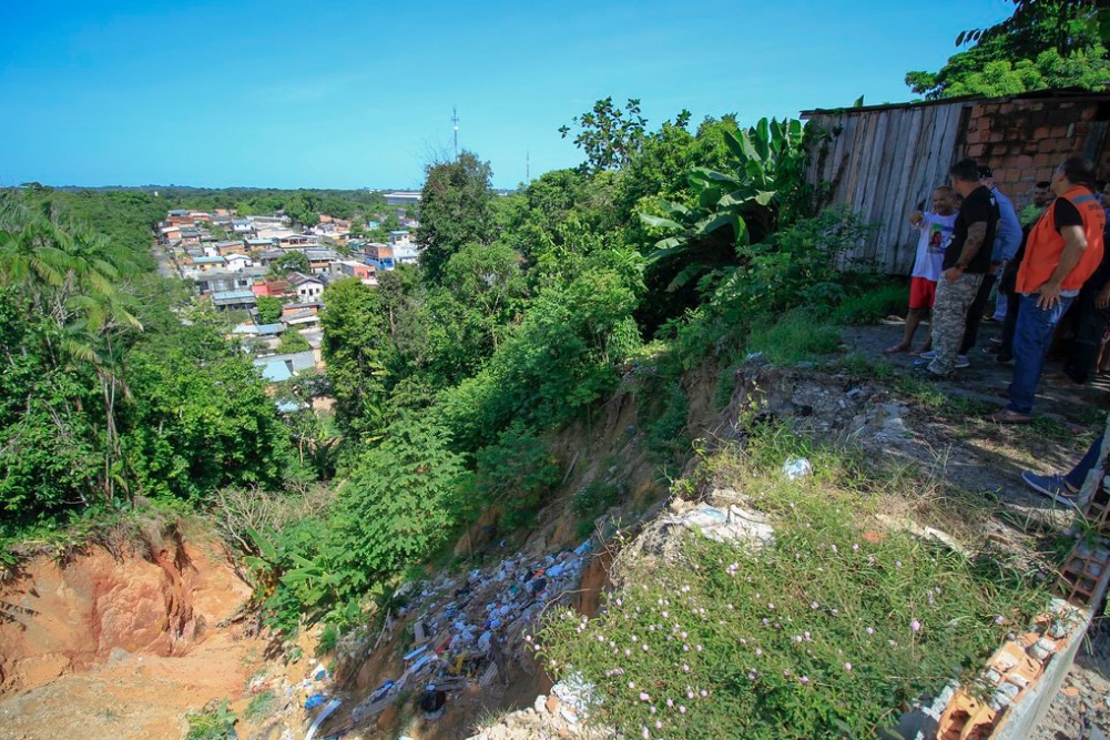 Trabalho emergencial é realizado para conter expansão de cratera em bairro de Manaus 
