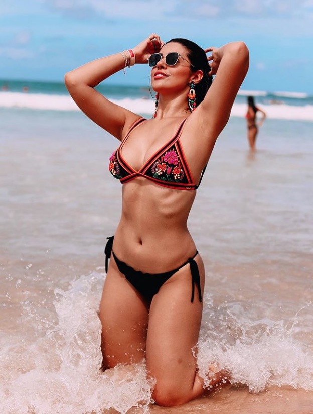 Vivian Amorim mostra corpão em fotos de biquíni no Nordeste