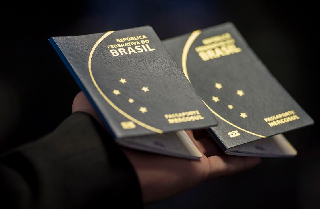 Mãe leva filhos menores de idade para morarem na Europa após pai ser preso no Amazonas