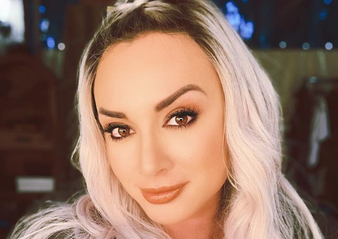 De maiô cavado, Juju Salimeni posa tomando ducha com bumbum na nuca