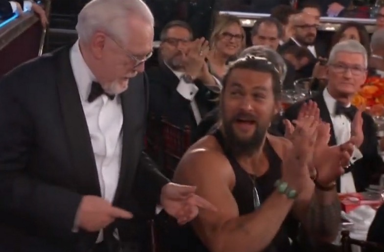 Jason Momoa vai ao Globo de Ouro usando regata e viraliza na web