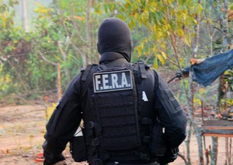 Famílias são retiradas de prédio durante reintegração de posse no Centro de Manaus 