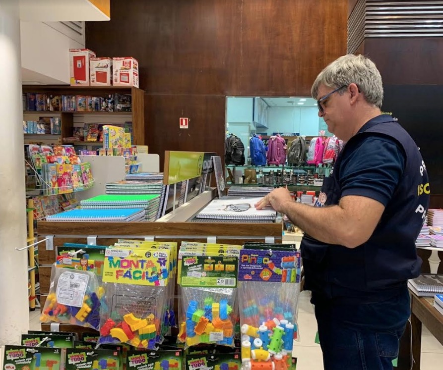 Procon informa mais de 60 itens proibidos em listas de material escolar no Amazonas