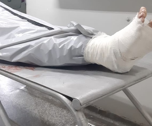 Morre homem encontrado ao lado de corpos amarrados dentro de carro em Manaus