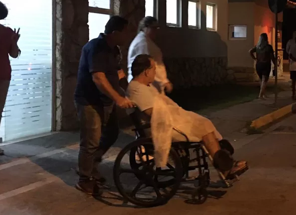 Tony Ramos recebe alta e deixa hospital de cadeira de rodas 