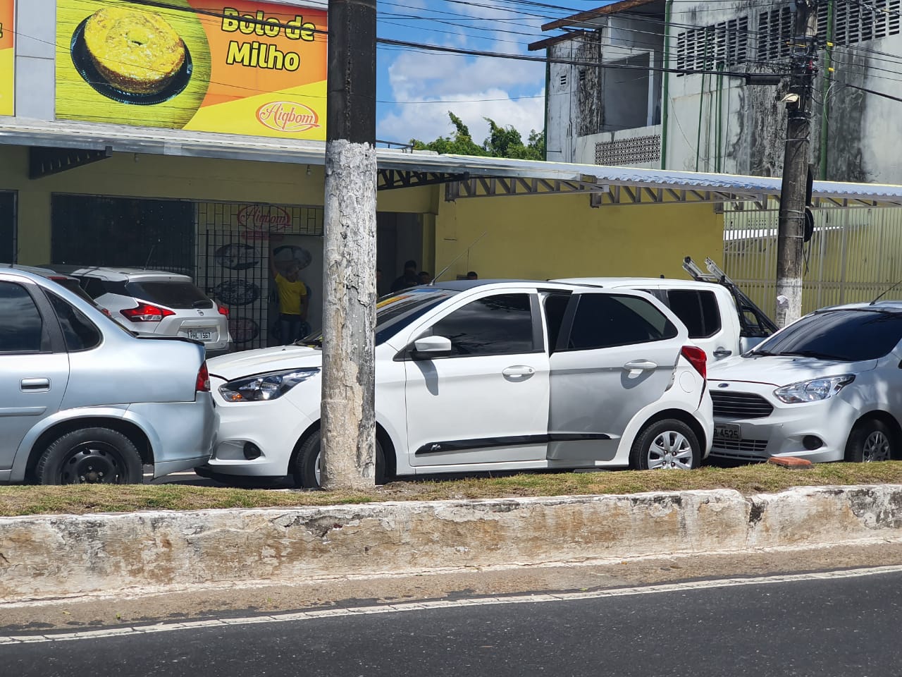 Engavetamento entre quatro carros complica trânsito em avenida de Manaus