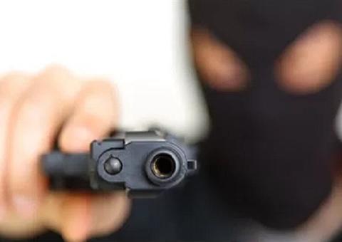 Jovem tenta evitar que motocicleta seja roubada e acaba levando tiros em Manaus