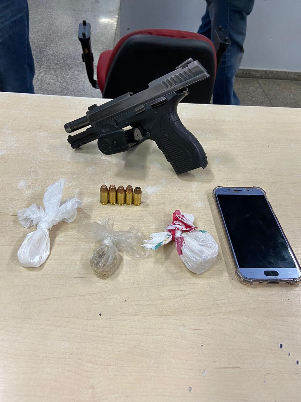 Casal é preso com arma e drogas em casa de Manaus 