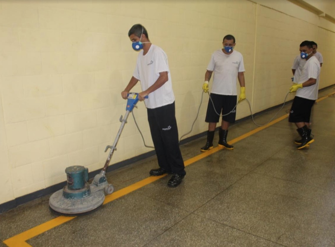 Internos de presídio no Amazonas concluem curso de conservação e limpeza