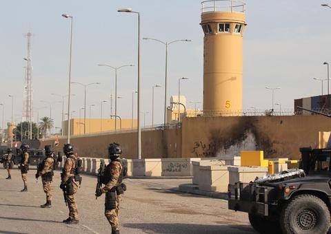 Em vingança, Irã lança foguetes em base que abriga forças americanas no Iraque