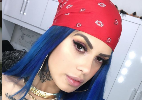 Tati Zaqui esquenta o clima ao abaixar a calcinha em foto