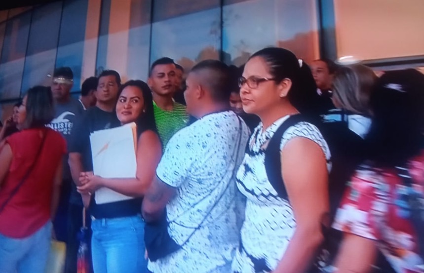 Sob chuva, terceirizados da saúde madrugam em fila para garantir contratação em Manaus