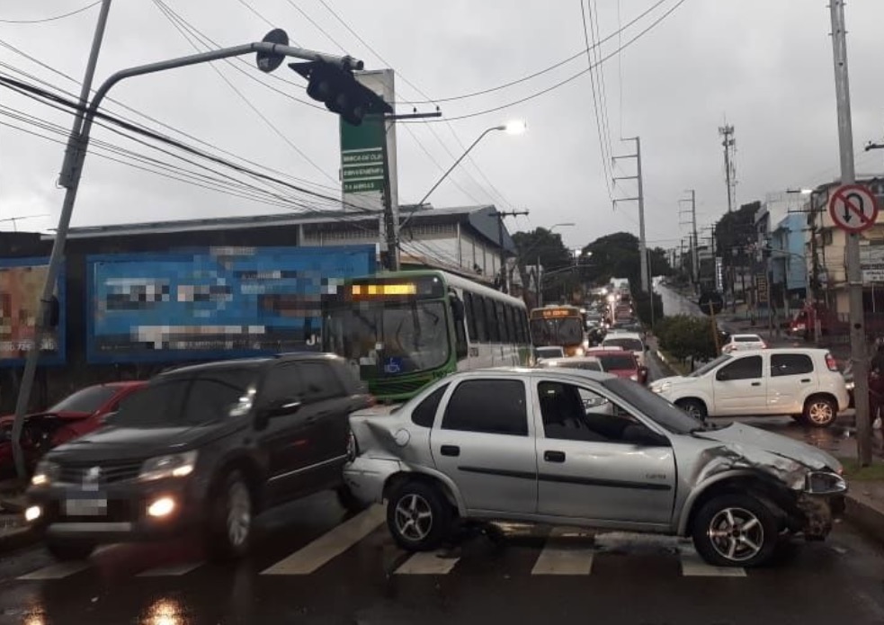 Em pista molhada, carros colidem violentamente em cruzamento de Manaus