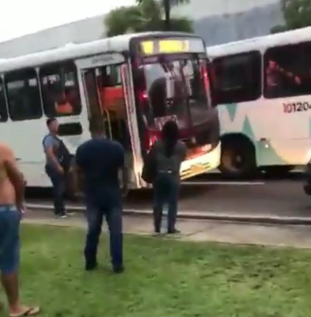 Em Manaus, sargento da PM reage a assalto em ônibus e é esfaqueado; veja vídeo