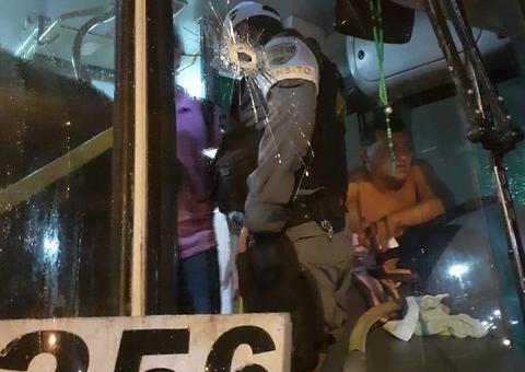Vídeo: Durante tiroteio em Manaus, motorista de ônibus não para e é baleado