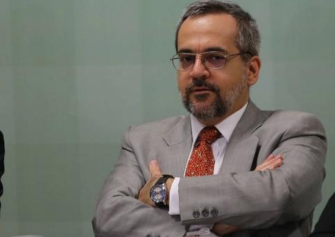 Após paralisação com 'z', ministro da Educação escreve impressionante com 'c'