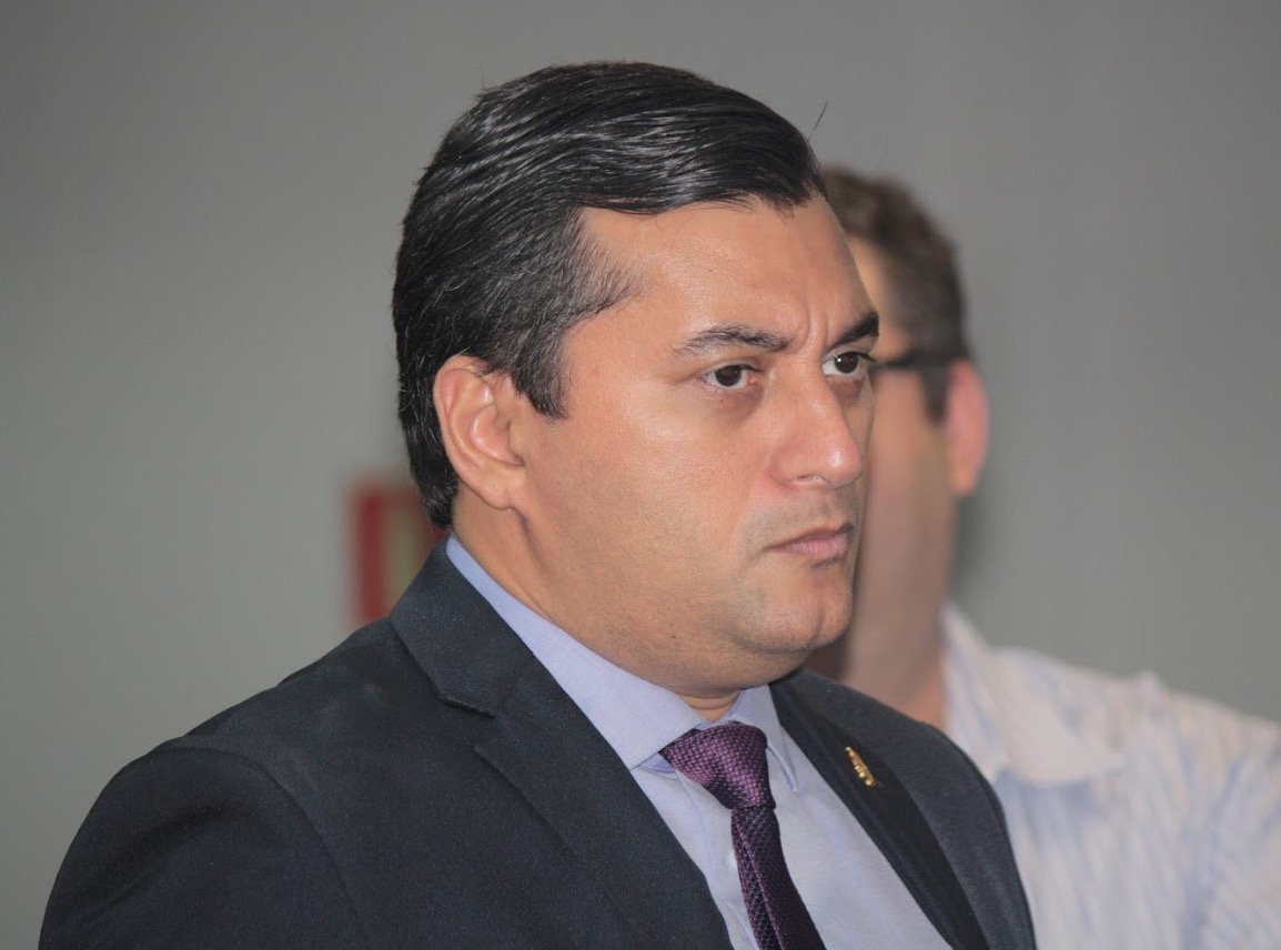 Wilson volta atrás e revoga aumento de 225% nos salários de servidores no Amazonas