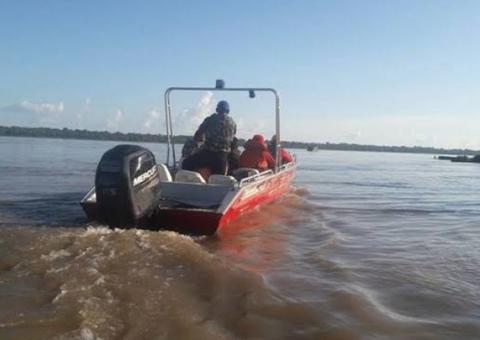 No Amazonas, criminosos matam professor indígena e obrigam família a pular de lancha no rio 